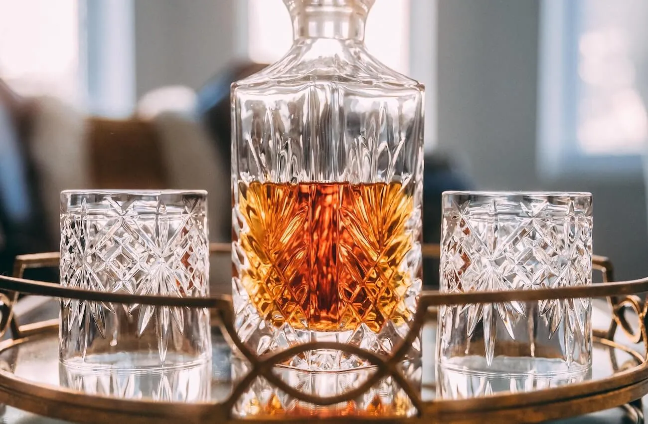 Whiskykaraff och glas dukade på ett bord